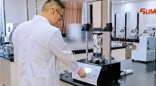 口服液體藥用聚酶瓶瓶蓋扭矩儀XGY-03操作現場圖 口服液體藥用聚酶瓶瓶蓋扭矩儀XGY-03操作現場圖